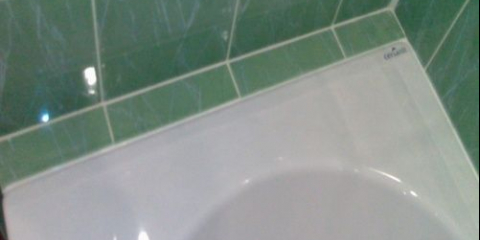 Jak utěsnit spáru mezi koupelnou a obklady